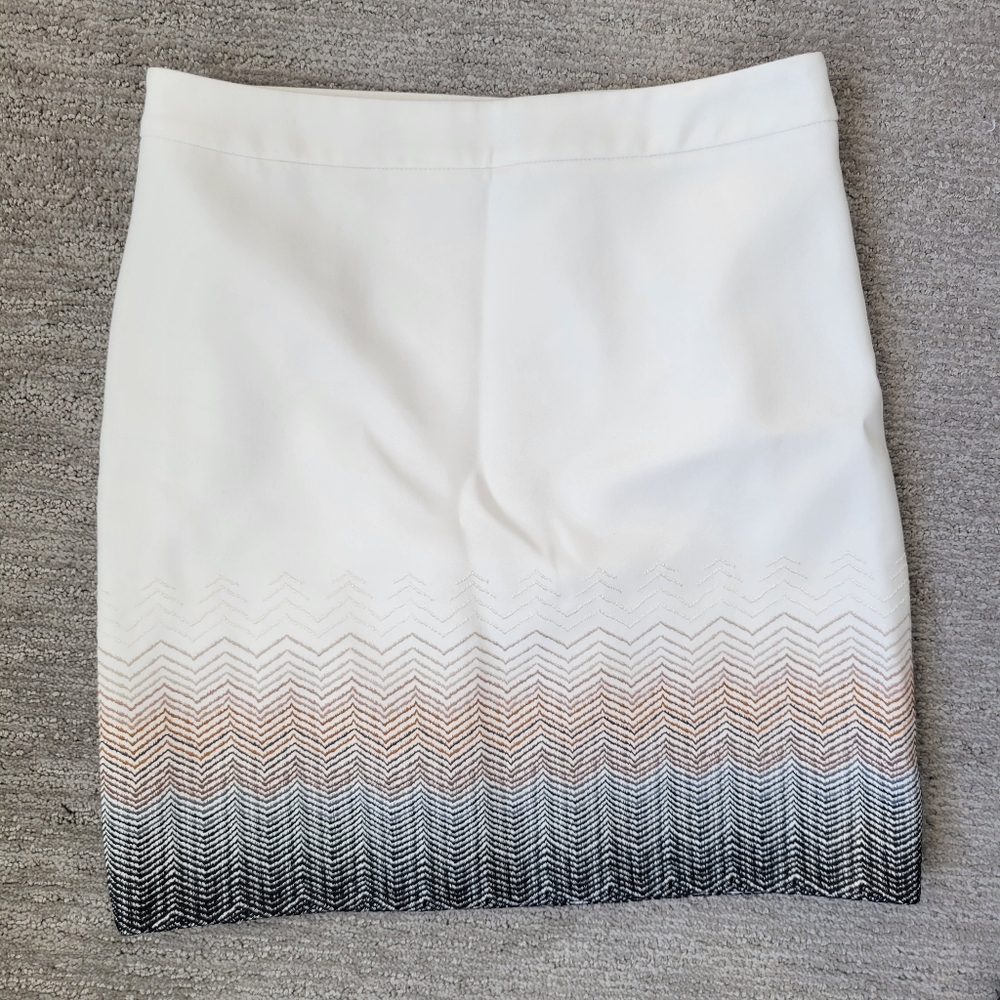 White House Black Market White Zig Zag Embroidered Skirt size 4